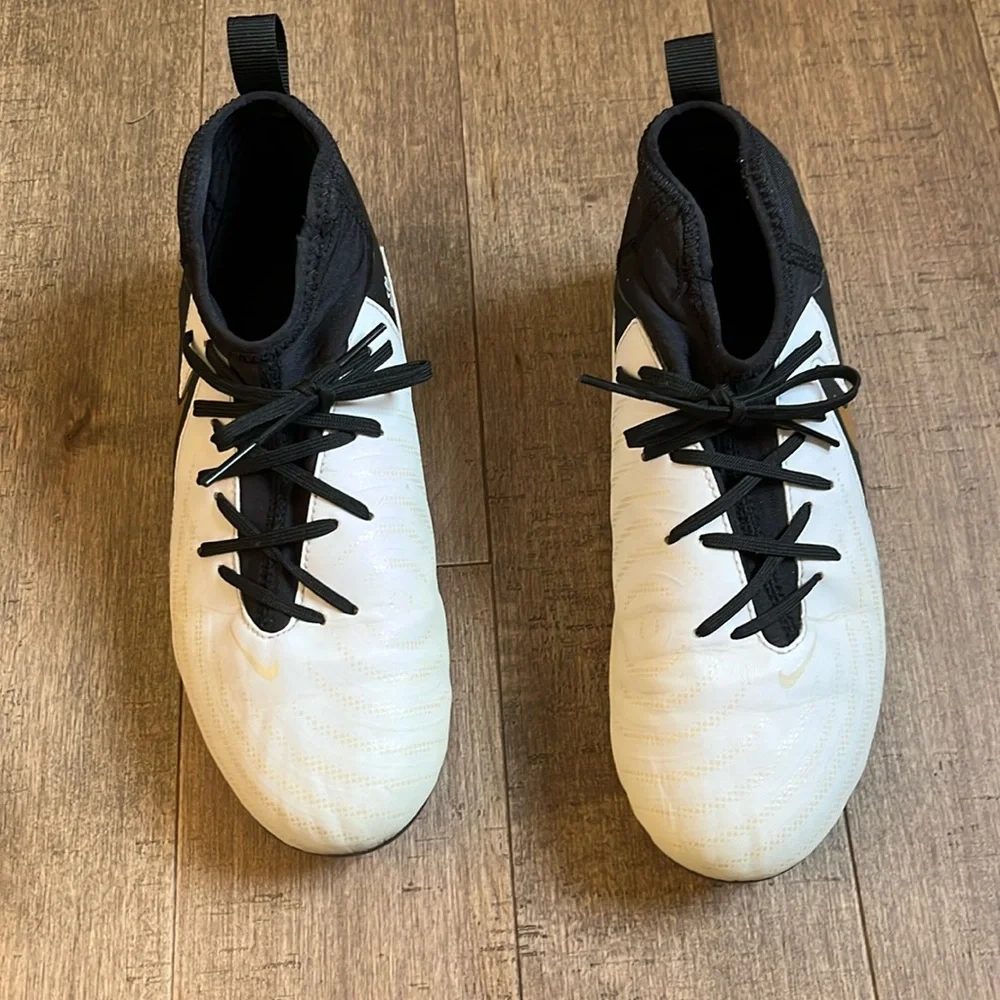 Nike Phantom Luna Cleats - Picture 1 of 6